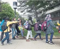  ?? TARA WALTON /THE NEW YORK TIMES ?? Students from Fraser Mustard Early Learning Academy make their way home. Many are the children of immigrants.