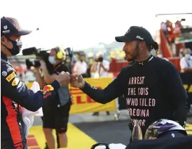  ?? Bild: Bryn Lennon ?? Lewis Hamilton firade segern i det senaste F1-loppet i Toscana iklädd en tröja med texten: Grip polisen som dödade Breonna Taylor.