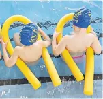  ?? FOTO: DPA. ?? Schwimmen kannst du auch bei einem Kursus im Schwimmbad lernen.