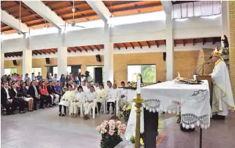  ??  ?? Monseñor Ricardo Valenzuela presidió ayer la misa central en el Día de la Natividad de la Virgen. La celebració­n se desarrolló en el templo parroquial del barrio Defensores del Chaco.