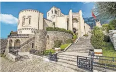  ?? FOTO: ADOBE STOCK ?? Der Neubau des Skanderbeg-Museums von 1982 ist in die alte Festung von Kruja integriert. Sie gilt in Albanien als historisch­er Schatz. Entdecken Sie die weiteren Schätze Albaniens.