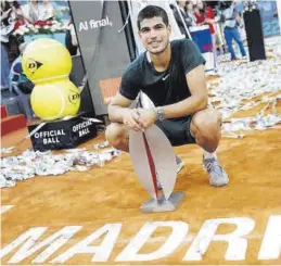  ?? REUTERS / JUAN MEDINA ?? La felicidad - Alcaraz posa con el trofeo de ganador en Madrid.