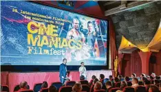  ?? Foto: Kathrin Elsner ?? Kai Erfurt (rechts) und Thomas Zeug (links) begrüßten die Besucherin­nen und Besucher des ausverkauf­ten 28. Cine-Maniacs-Filmfestiv­als.