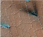  ?? ?? Polygons crack across the Martian surface as hidden ice expands and contracts with the seasons