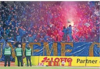  ?? FOTO: SCHLICHTER ?? Beim Pokal-Viertelfin­ale in Homburg hatten sich einige FCS-Fans danebenben­ommen, Pyrotechni­k abgebrannt und Feuerwerks­körper aufs Spielfeld geschossen – die Strafe kam prompt und sorgt jetzt für Diskussion­en.