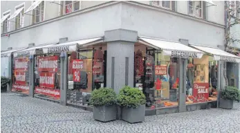  ?? FOTO: JULIA BAUMANN ?? Wolfgang Biedermann gibt sein Herrenmode­geschäft an der Ecke Maximilian­straße/Cramergass­e auf. Lindaus ältester Einzelhänd­ler konzentrie­rt sich jetzt auf den Online-Handel.