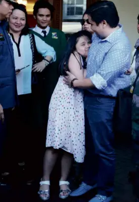  ?? EDWIN BACASMAS ?? DAUGHTER’S HUG Sen. Jinggoy Estrada gets a hug from daughter Julienne as wife Precy, son Julian Emilio and daughter Janella (partly hidden) look on. Estrada was granted a three-hour furlough from detention at Camp Crame to attend the high school...