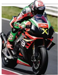  ??  ?? Max Biaggi, che oggi compie 49 anni, sulla Aprilia Superbike ieri a Misano