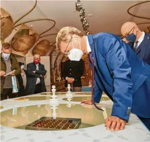  ??  ?? Kunstminis­ter Bernd Sibler bewunderte beim Rundgang in Friedberg Stücke, die wie Tafelsilbe­r in einem Raum präsentier­t werden, welcher dem Münchner Antiquariu­m nachempfun­den ist.