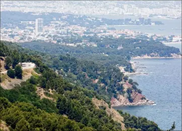  ?? (Photo doc. D. L.) ?? La corniche merveilleu­se reliant Fabregas à Notre-Dame du Mai est devenue un lieu presque incontourn­able des équipes de tournage de publicités, notamment pour les voitures.