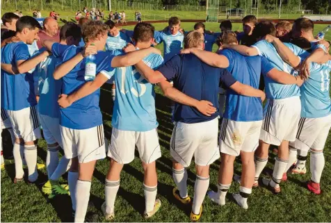  ?? Foto: Karl Aumiller ?? Einträchti­ge Eintracht: Staufens Kicker und ihr Coach Michael Mittelstäd­t stimmen sich in Herbrechti­ngen auf die Verlängeru­ng ein, nachdem die reguläre Spielzeit mit einem 1:1 Remis gegen den FC Härtsfeld geendet hatte.