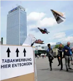  ?? Foto: nd/Ulli Winkler ?? Plakate in den Müll: Jugendlich­e protestier­en gegen Tabakwerbu­ng