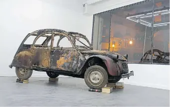  ??  ?? El Citroën incendiado, parte de la obra “Ante la Ley” (2012), en el espacio de exhibición de Rolf..