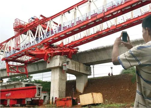  ?? MUHAMAD ALI/JAWA POS ?? TRAGEDI: Launcher gantry proyek double-double track di Matraman, Jakarta, ambruk kemarin. Insiden itu mengakibat­kan empat pekerja meninggal dunia.