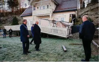  ?? FOTO: REIDAR KOLLSTAD ?? Kong Harald blir overrasket over skadene når han kommer og ser baksiden av huset til Roy Pedersen på Drangsholt.