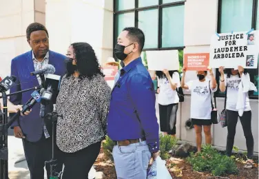  ?? Yalonda M. James / The Chronicle ?? John Burris (left), an attorney representi­ng the families of Tyrell Wilson and Laudemer Arboleda, stands beside Arboleda’s niece, Jessica Leong, and her father, Lester Leong, at the courthouse in Martinez.