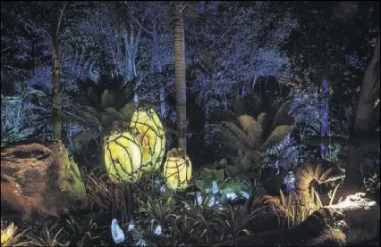  ??  ?? The biolumines­cent forest comes to life as night falls on Pandora.