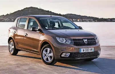  ?? FOTOS: HERSTELLER ?? Die Top drei der billigsten Autos in Deutschlan­d. Auf dem ersten Platz steht der Dacia Sandero ab 6990 Euro.