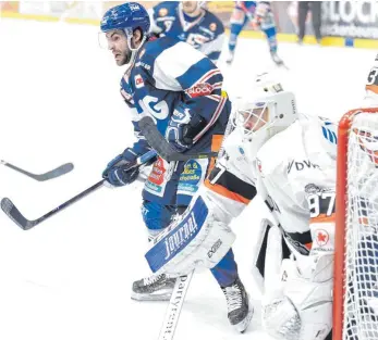  ?? FOTO: FELIX KÄSTLE ?? In Überzahl wollen die Ravensburg Towerstars (links Mathieu Pompei) dem gegnerisch­en Goalie (Frankfurts Ilya Andryukhov) besser die Sicht nehmen.