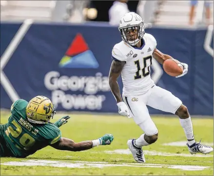  ?? ALYSSA POINTER / ALYSSA.POINTER@AJC.COM ?? Tech’s Ahmarean Brown returns a punt during the first half Saturday against South Florida. Brown also had two receptions for 26 yards, although the Jackets again relied on the run, with 49 rushes against 21 passes.