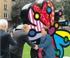  ?? Foto: Michal Šula, MAFRA Foto: MČ Praha 7 ?? Jak z omalovánek Plastiku motýla s názvem Garden Butterfly věnoval Praze 7 známý brazilský umělec Romero Britto. Ač socha zapadá do jeho typické a ve světě často oblíbené tvorby, řadě obyvatel Holešovic se příliš nelíbí, připomíná jim spíše výtvor...