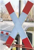  ?? FOTO: CONNY KURZ/TÜV SÜD ?? Nicht immer weist das rot-weiße Andreaskre­uz auf einen Bahnüberga­ng hin.