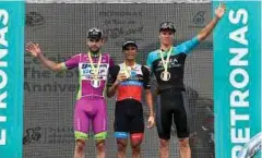  ??  ?? HARRIF menunjukka­n pingat dimenangi selepas dinobatkan sebagai pemenang peringkat ketujuh LTdL 2020.