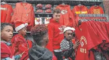  ?? JOHN SLEEZER THE ASSOCIATED PRESS ?? Patrick Mahomes talks with youth football players from KC United at the Dick’s Sporting Goods store in Leawood, Kansas.