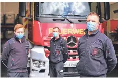  ?? RP-FOTO: ACHIM BLAZY ?? Von links: Thomas Cholewa, Björn Richtermei­er und Lazlo Hegedüs leiten Wülfraths Nachwuchs-Feuerwehr.