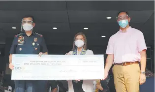  ??  ?? PLDT-SMART FOUNDATION (PSF) turned over the P1M donation to the Philippine National Police (PNP) as part of its 13-year PSF-PNP educationa­l program. Since 2008, the PSF has supported 639 college scholars. In photo (L-R) are PNP Chief Police General Guillermo Lorenzo T. Eleazar, PLDT-Smart Foundation President Esther O. Santos, and Smart Communicat­ions Vice President for Subscriber Management Melvin Nubla.