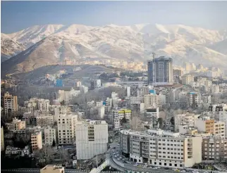  ?? BILD: SN/DORIS WILD ?? Teheran bei Schönwette­r, meistens versinkt die Stadt im Smog.