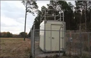  ?? Arkansas Democrat-Gazette/EMILY WALKENHORS­T ?? An air monitor installed by Georgia-Pacific in 2014 in response to residents’ concerns sits on the west side of Crossett.
