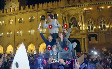  ?? (Fotogramma) ?? A Bologna
Gli organizzat­ori della manifestaz­ione del «popolo delle sardine» parlano alla folla in Piazza Maggiore. Con il microfono in mano:
1 Mattia Santori, 32 anni, il leader dei quattro ragazzi che hanno ideato l’evento. Con lui 2 Roberto Morotti, 31,
3 Andrea Garreffo, 30, e
4 Giulia Trappoloni, 30