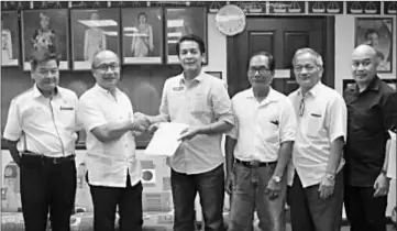  ??  ?? Dennis (third left) presents the grant warrant to Saging witnessed by the organising committee.