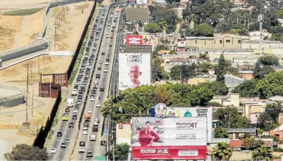  ?? Foto: Efe ?? Carteles de propaganda electoral a un lado del muro divisorio entre México y Estados Unidos, en Tijuana.