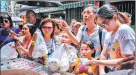  ?? AGENCE FRANCE-PRESSE ?? Customers buy traditiona­l buns made for the annual Cheung Chau bun festival in Hong Kong on Wednesday.