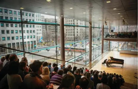  ?? KAREN E. REEVES ?? Pianist Sae Yoon Chon performs as part of the Canadian Opera Company’s Free Concert Series in the Richard Bradshaw Amphitheat­re.