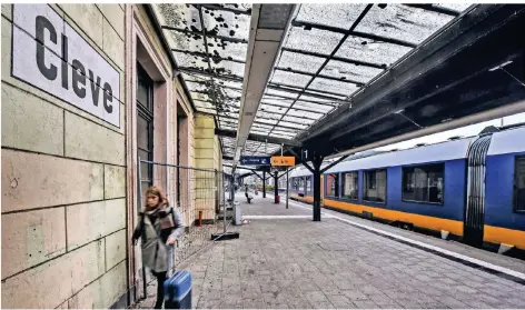  ?? RP-ARCHIVFOTO: MARKUS VAN OFFERN ?? Am Bahnsteig des Klever Bahnhofs hält sich in den Abendstund­en oft eine Gruppe Jugendlich­er auf, die dort Ärger macht.