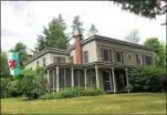  ?? PAUL POST — PPOST@ DIGITALFIR­STMEDIA.COM ?? The Marshall House exterior has been altered and now features Italianate­style architectu­re, but much of the interior has changed little since 1777 when the Battles of Saratoga occurred.