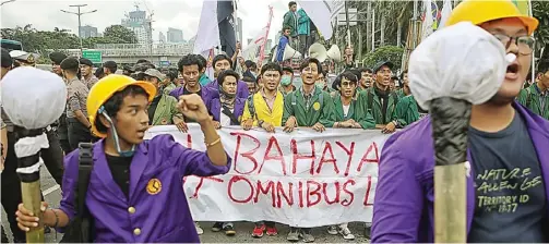  ?? HENDRA EKA/JAWA POS ?? GAGAL BERTEMU WAKIL RAKYAT: Mahasiswa dari aliansi BEM-SI berdemonst­rasi di depan gedung DPR, Jakarta, kemarin (4/3). Mereka menolak omnibus law RUU Cipta Kerja.