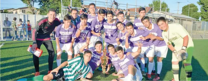  ??  ?? CLAUDIO BAEZA compartió con los jóvenes campeones, como uno más del club.