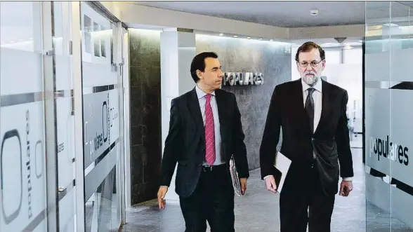  ?? TAREK MOHAMED / EFE ?? Mariano Rajoy, acompañado de Fernando Martínez-Maillo, ayer camino del comité de dirección del PP celebrado en Madrid