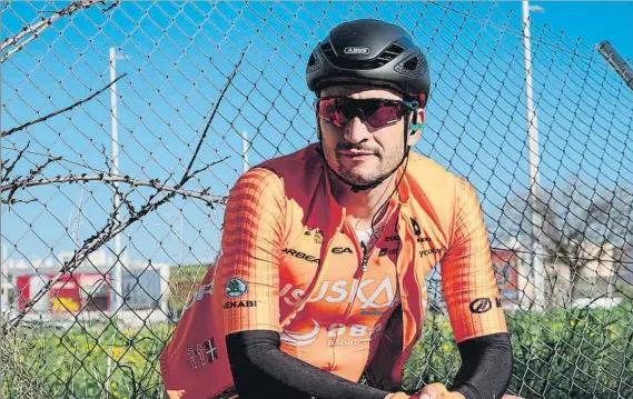  ?? FOTO: TWITTER JUANJO LOBATO ?? Juanjo LobatoEl ciclista gaditano continuará en las filas del equipo Euskaltel-Euskadi hasta finales del año 2023 tras firmar su renovación esta misma semana