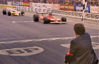  ?? ?? L’arrivo in volata fra il ferrarista Gilles Villeneuve e il francese René Arnoux, che quell’anno correva per la Renault: furono protagonis­ti di una battaglia memorabile per il secondo posto dietro a Jabouille