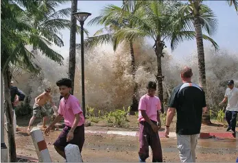  ?? PICTURES: WIKIPEDIA ?? This dramatic photograph captures the moment the tsunami strikes Ao Nang in Thailand.