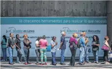  ?? /EFE ?? Los jubilados protestaro­n el sábado para pedir su pago en efectivo y ayer hacían fila en los bancos.