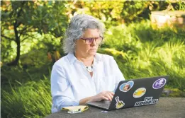  ?? KIM HAIRSTON/THE BALTIMORE SUN ?? Baltimore Hebrew Congregati­on Rabbi Elissa Sachs-Kohen works in the courtyard Friday morning. She will give the sermon at the Rosh Hashanah Under the Stars service at Oregon Ridge Park in Baltimore County on Monday.