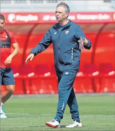  ??  ?? PACIENCIA. Joaquín Caparrós encara el que será a priori su último partido como técnico sevillista.