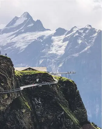  ?? ?? El primer mirador en los Alpes suizos se encuentra en el valle de Grindelwal­d
FOTO: ISTOCK