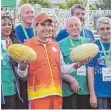  ?? FOTO: AFP ?? Präsident Berdimuham­edow zeigt die weltgrößte­n Melonen.